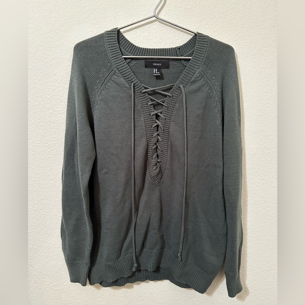 🍩EUC🍩 FOREVER 21 Knit Chunky Sweater V-Neck With Lace Up Chest
